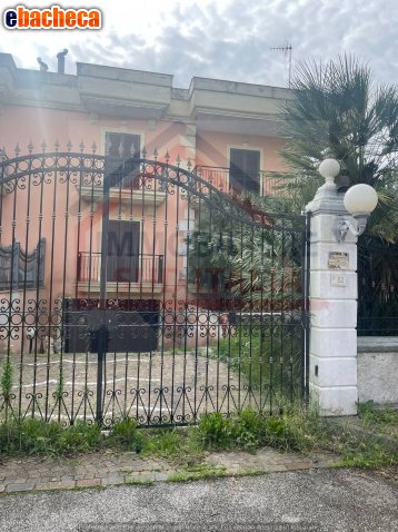 casa indipendente in vendita a Giugliano in Campania in zona Varcaturo