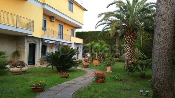 casa indipendente in vendita a Giugliano in Campania in zona Lago Patria