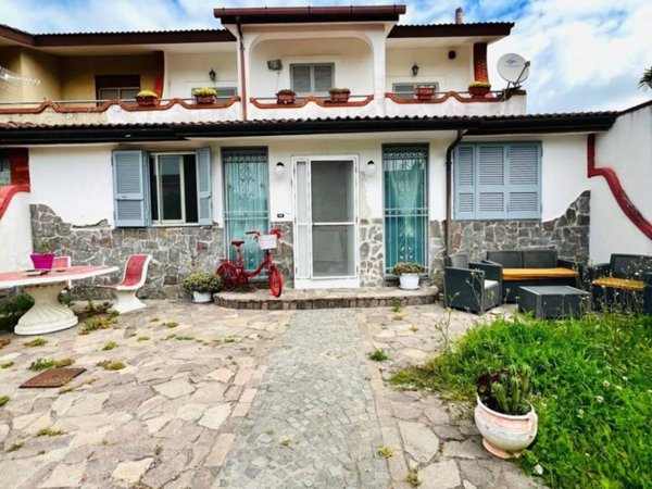casa indipendente in vendita a Giugliano in Campania in zona Varcaturo