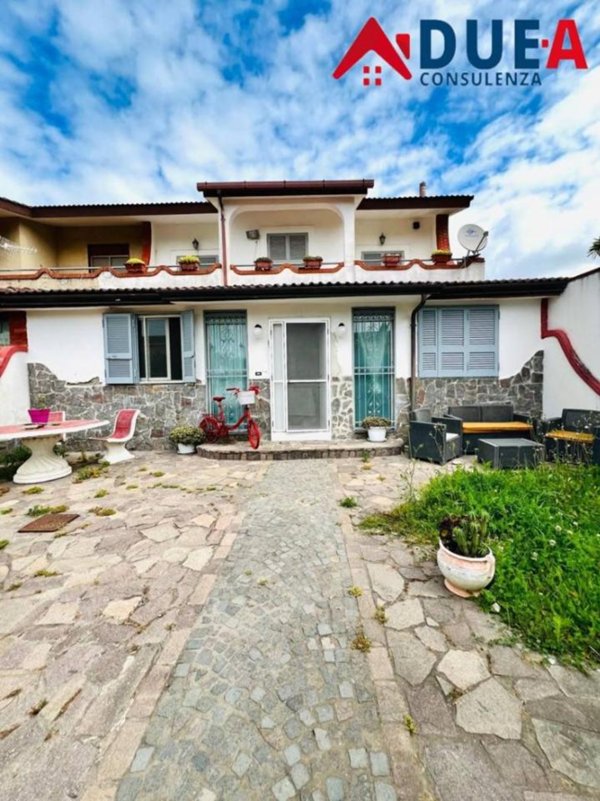 casa indipendente in vendita a Giugliano in Campania in zona Varcaturo