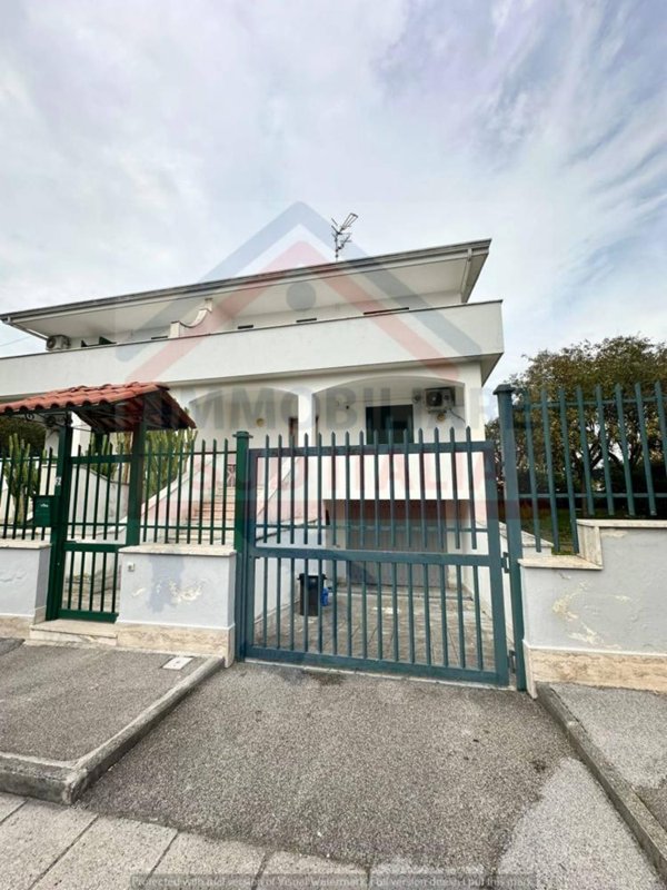 casa indipendente in vendita a Giugliano in Campania in zona Varcaturo