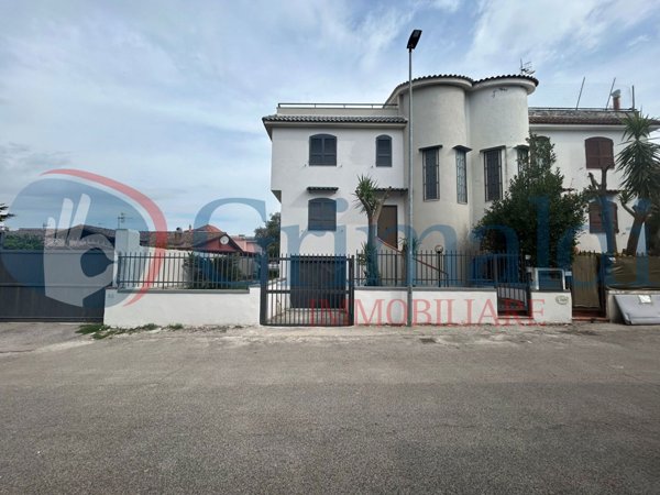 casa indipendente in vendita a Giugliano in Campania in zona Licola