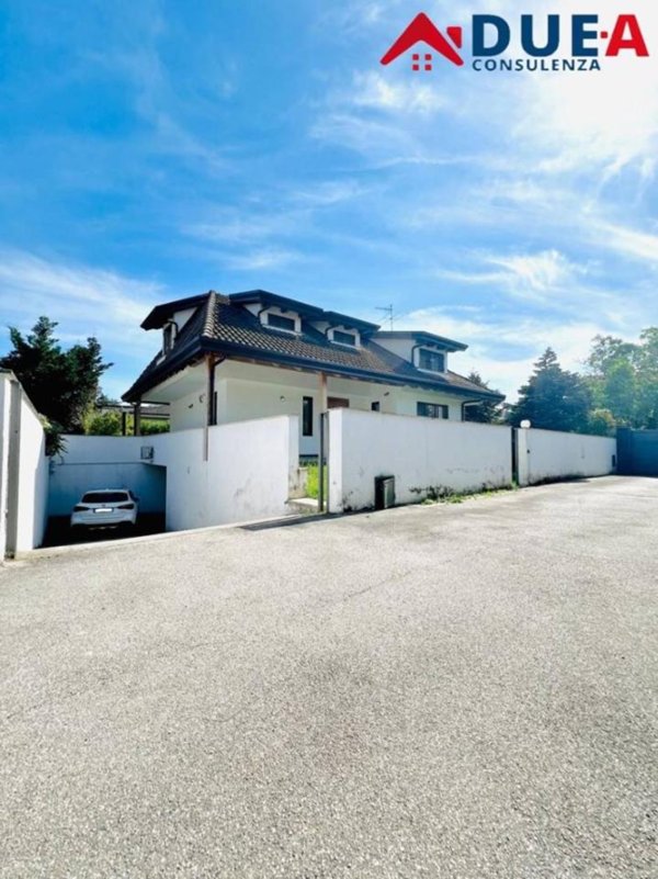 casa indipendente in vendita a Giugliano in Campania in zona Varcaturo