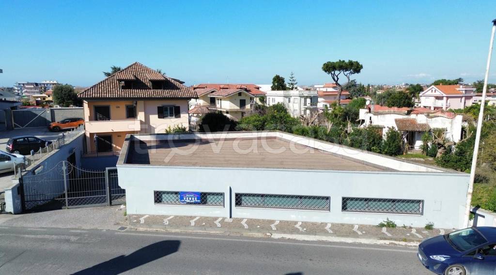 negozio in vendita a Giugliano in Campania in zona Varcaturo