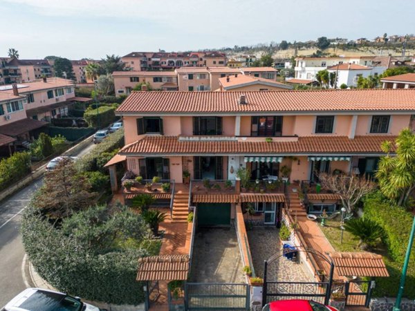 casa indipendente in vendita a Giugliano in Campania in zona Licola