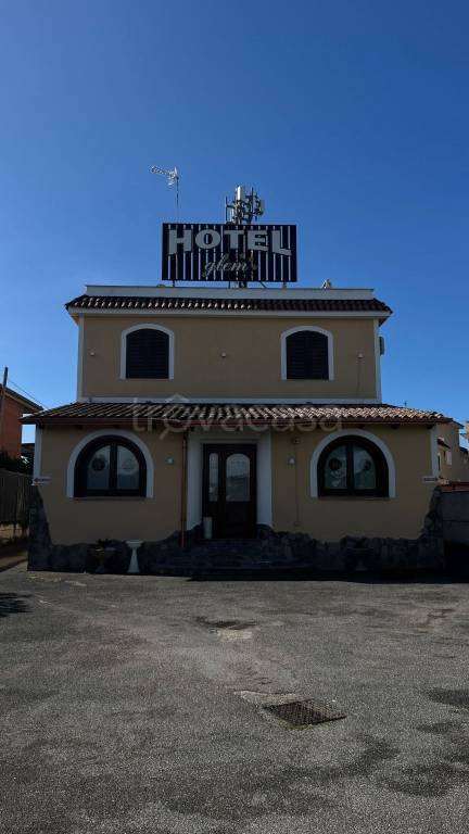 negozio in vendita a Giugliano in Campania in zona Varcaturo