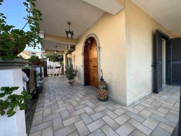 casa indipendente in vendita a Giugliano in Campania in zona Varcaturo