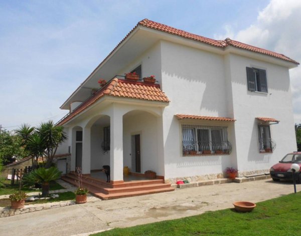 casa indipendente in vendita a Giugliano in Campania in zona Varcaturo