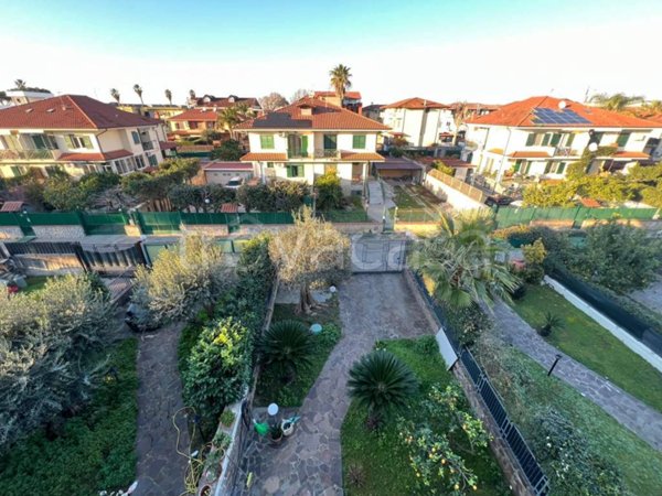 casa indipendente in vendita a Giugliano in Campania in zona Varcaturo