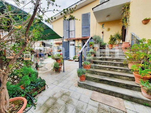 casa indipendente in vendita a Giugliano in Campania in zona Varcaturo