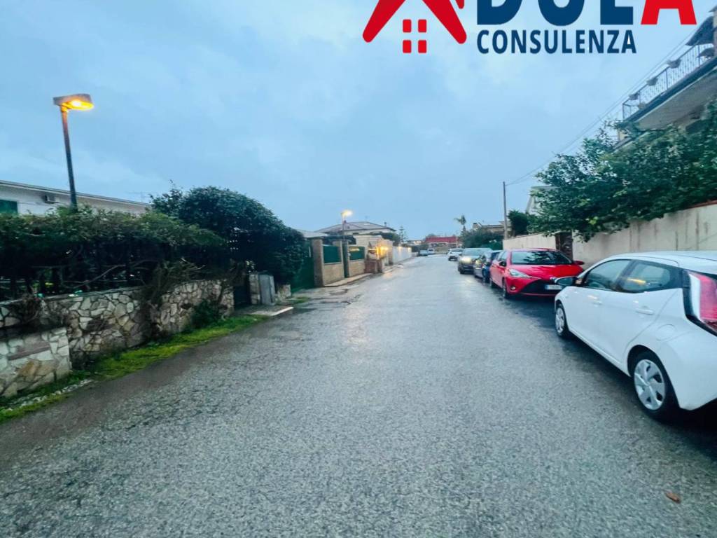 locale commerciale in vendita a Giugliano in Campania in zona Varcaturo
