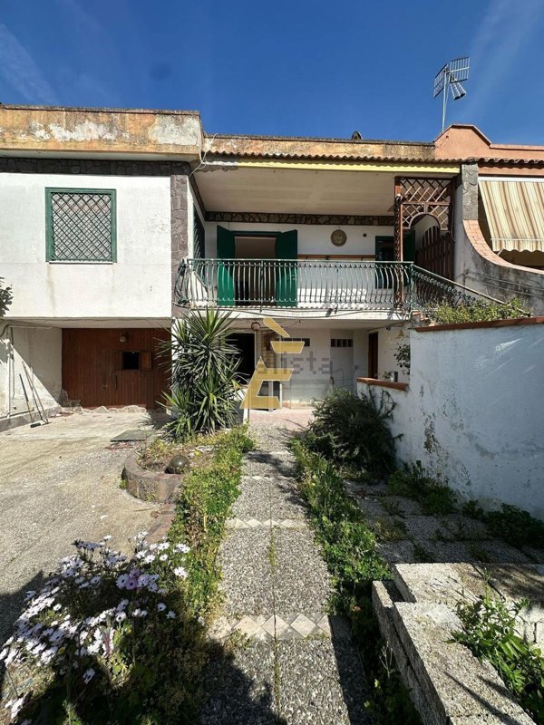 casa indipendente in vendita a Giugliano in Campania in zona Varcaturo
