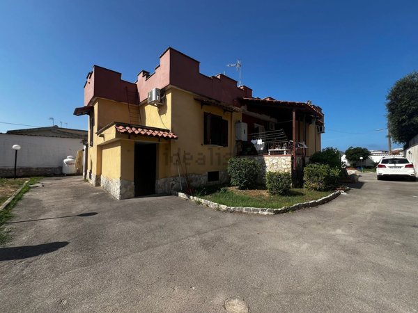 casa indipendente in vendita a Giugliano in Campania in zona Varcaturo