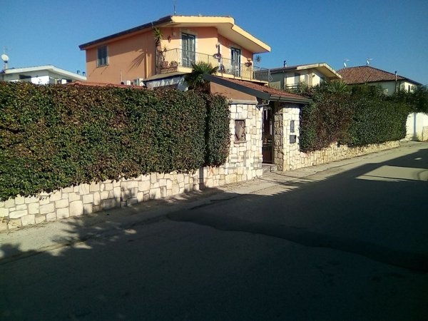 casa indipendente in vendita a Giugliano in Campania in zona Varcaturo