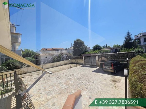 casa indipendente in vendita a Giugliano in Campania in zona Varcaturo