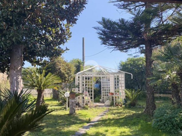 casa indipendente in vendita a Giugliano in Campania in zona Varcaturo