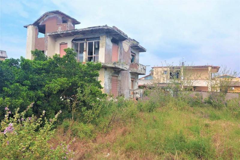 intera palazzina in vendita a Giugliano in Campania in zona Licola