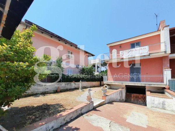 casa indipendente in vendita a Giugliano in Campania in zona Varcaturo