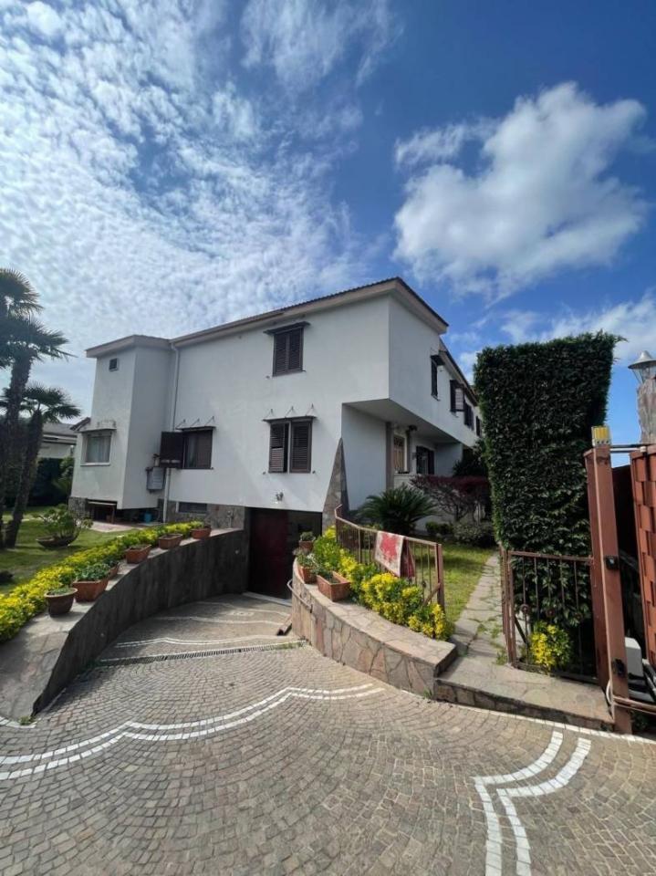 casa indipendente in vendita a Giugliano in Campania in zona Varcaturo