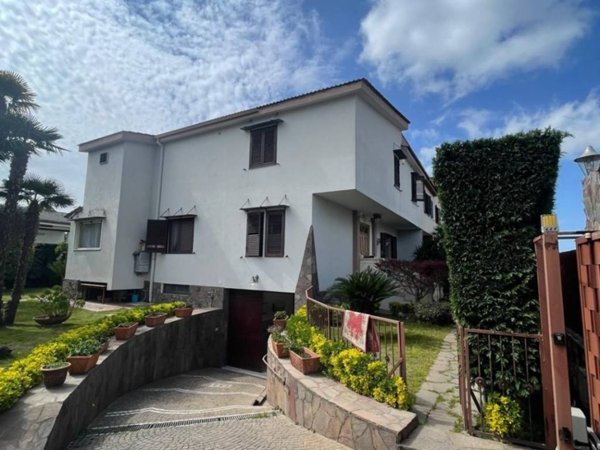 casa indipendente in vendita a Giugliano in Campania in zona Varcaturo
