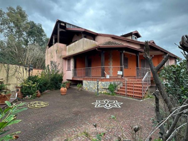 casa indipendente in vendita a Giugliano in Campania in zona Varcaturo