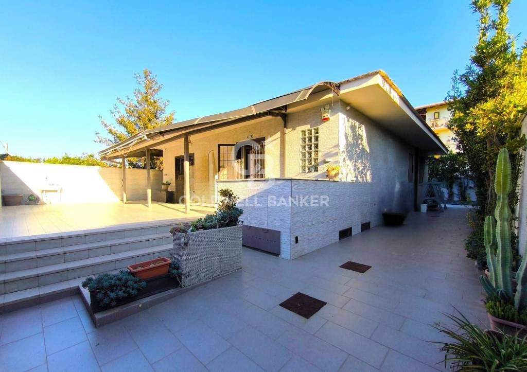 casa indipendente in vendita a Giugliano in Campania in zona Varcaturo