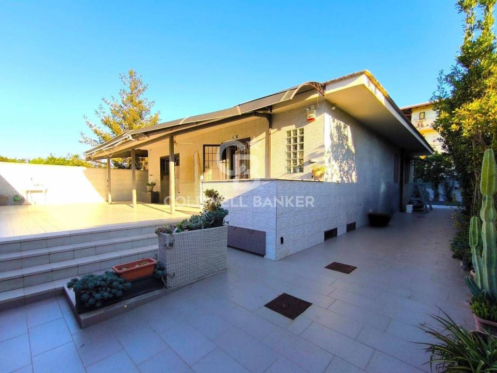 casa indipendente in vendita a Giugliano in Campania in zona Varcaturo