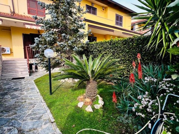 casa indipendente in vendita a Giugliano in Campania in zona Licola