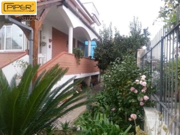 casa indipendente in vendita a Giugliano in Campania in zona Varcaturo