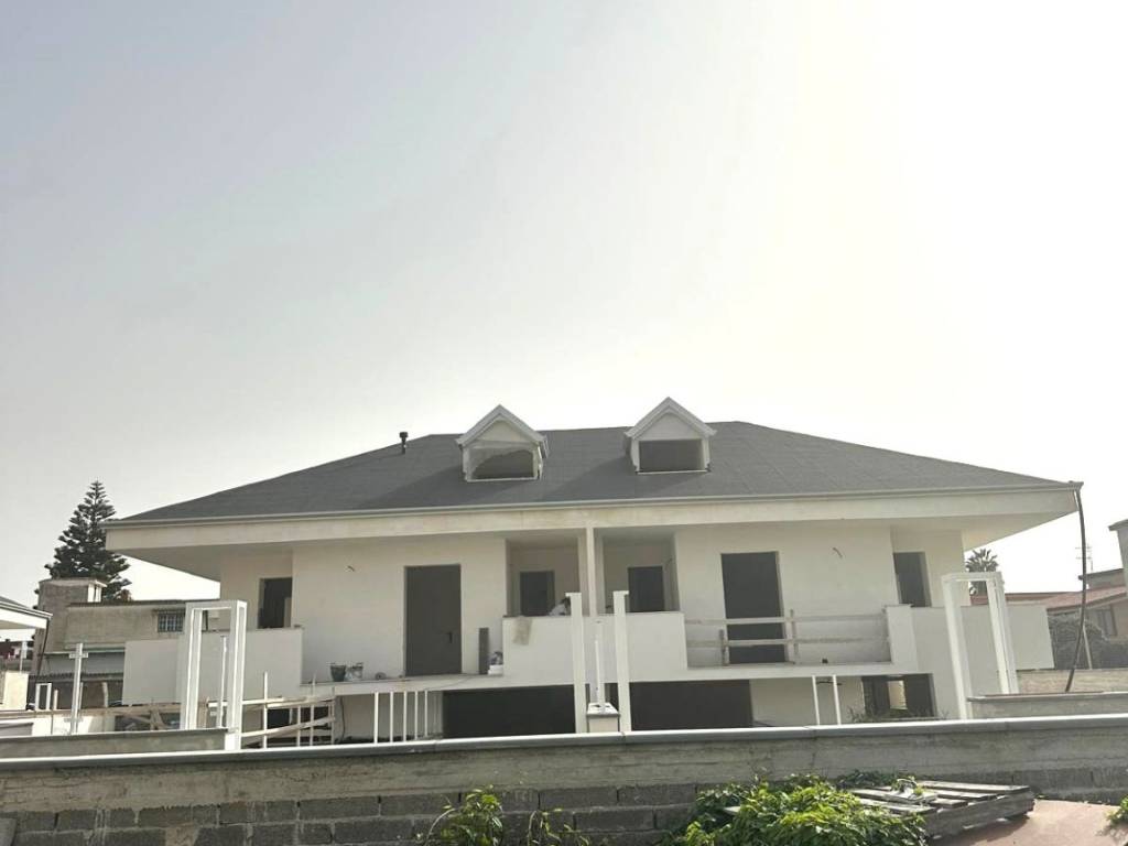 casa indipendente in vendita a Giugliano in Campania in zona Varcaturo