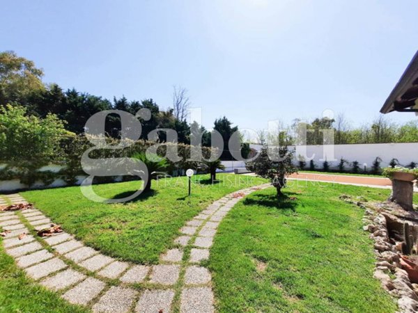 casa indipendente in vendita a Giugliano in Campania in zona Licola