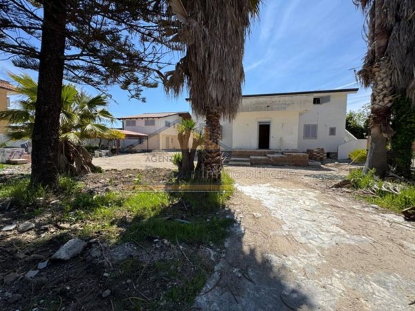 casa indipendente in vendita a Giugliano in Campania in zona Varcaturo