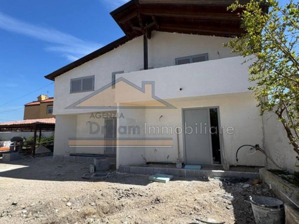 casa indipendente in vendita a Giugliano in Campania in zona Varcaturo