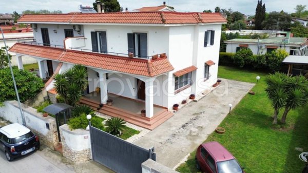 casa indipendente in vendita a Giugliano in Campania in zona Varcaturo