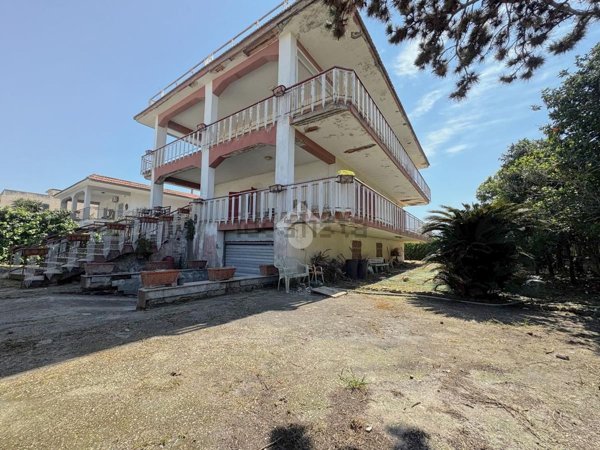casa indipendente in vendita a Giugliano in Campania in zona Varcaturo