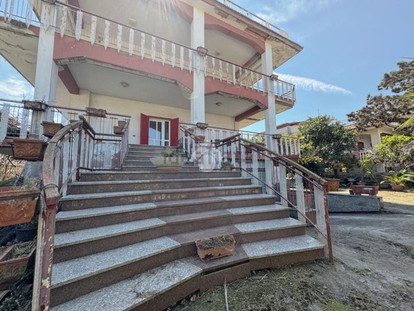 casa indipendente in vendita a Giugliano in Campania in zona Varcaturo