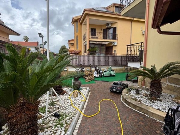 casa indipendente in vendita a Giugliano in Campania in zona Varcaturo