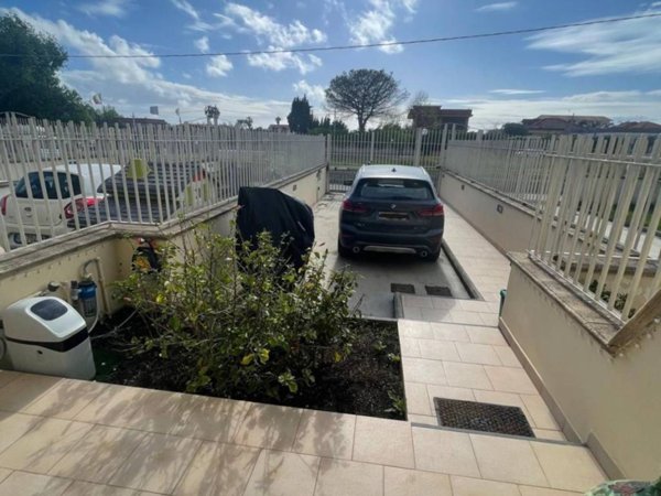 casa indipendente in vendita a Giugliano in Campania in zona Varcaturo