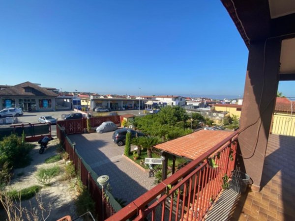casa indipendente in vendita a Giugliano in Campania in zona Varcaturo