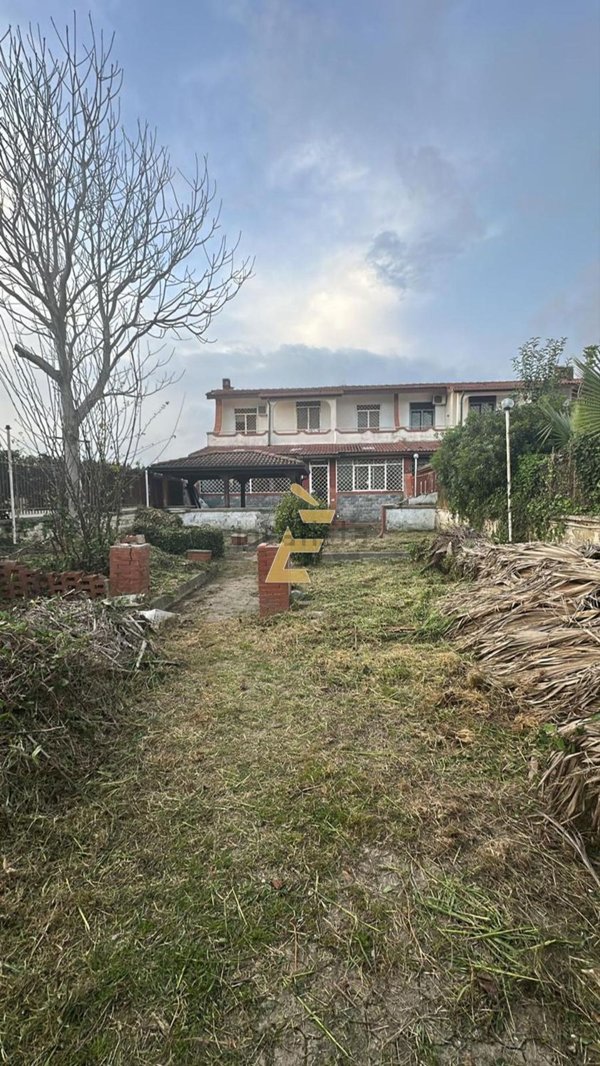 casa indipendente in vendita a Giugliano in Campania in zona Varcaturo