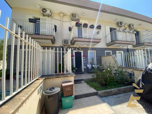 casa indipendente in vendita a Giugliano in Campania in zona Varcaturo