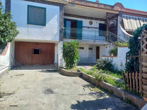 casa indipendente in vendita a Giugliano in Campania in zona Varcaturo