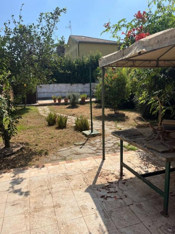 casa indipendente in vendita a Giugliano in Campania in zona Varcaturo