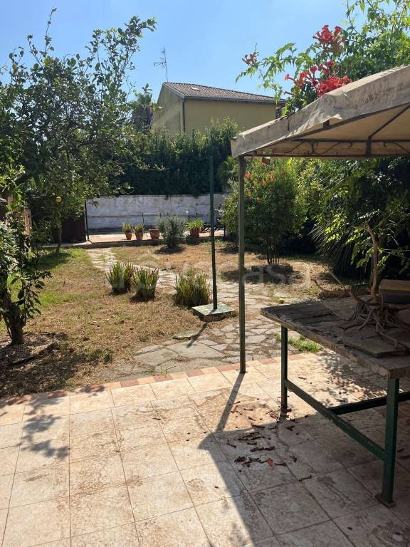 casa indipendente in vendita a Giugliano in Campania in zona Varcaturo