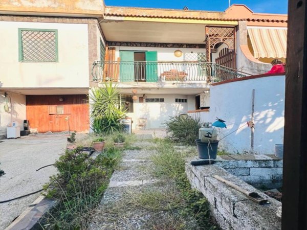 casa indipendente in vendita a Giugliano in Campania in zona Varcaturo