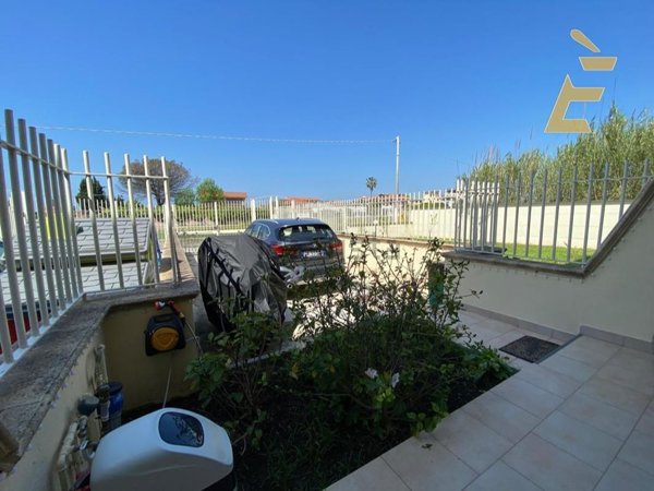 casa indipendente in vendita a Giugliano in Campania in zona Varcaturo