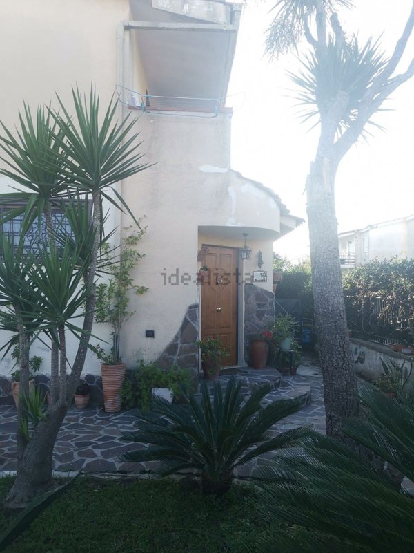 casa indipendente in vendita a Giugliano in Campania in zona Varcaturo