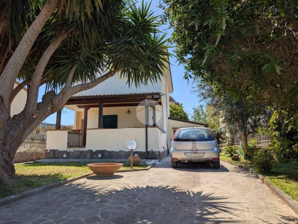 casa indipendente in vendita a Giugliano in Campania in zona Licola