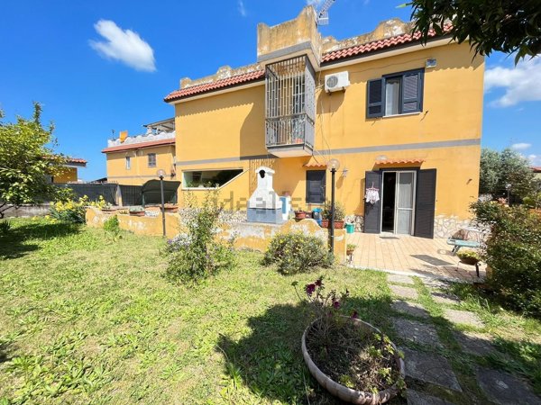 casa indipendente in vendita a Giugliano in Campania in zona Licola