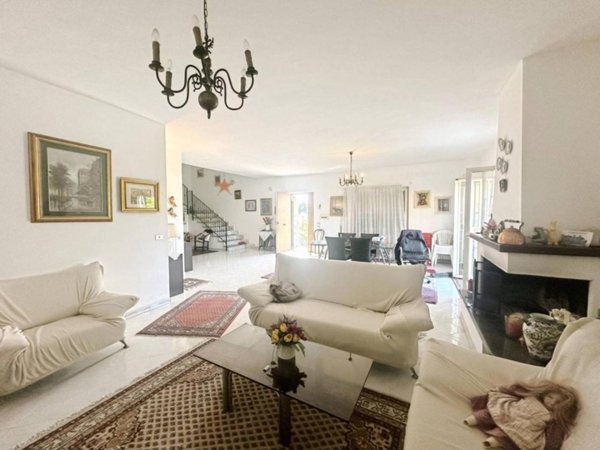 casa indipendente in vendita a Giugliano in Campania in zona Licola